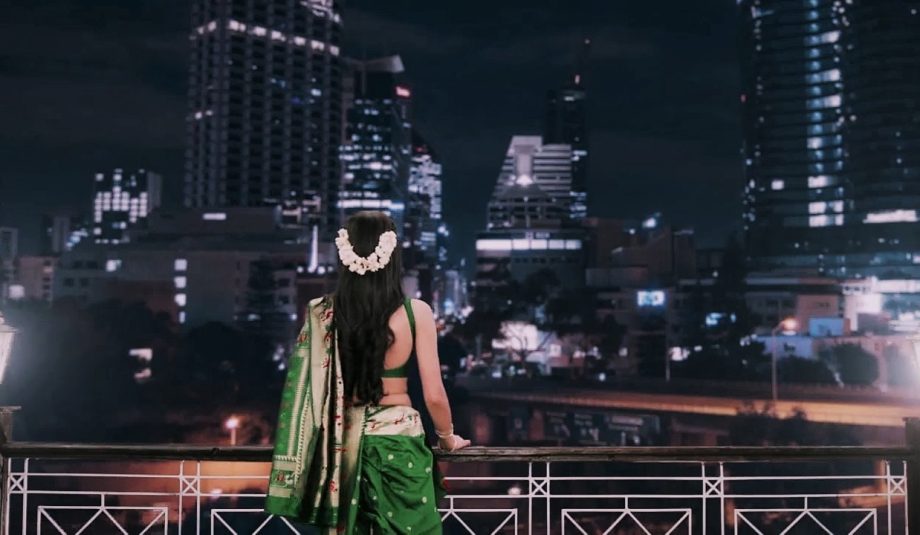 KMTMG Sriti Jha's Obsession With Night City Lights, See Pic! 898584