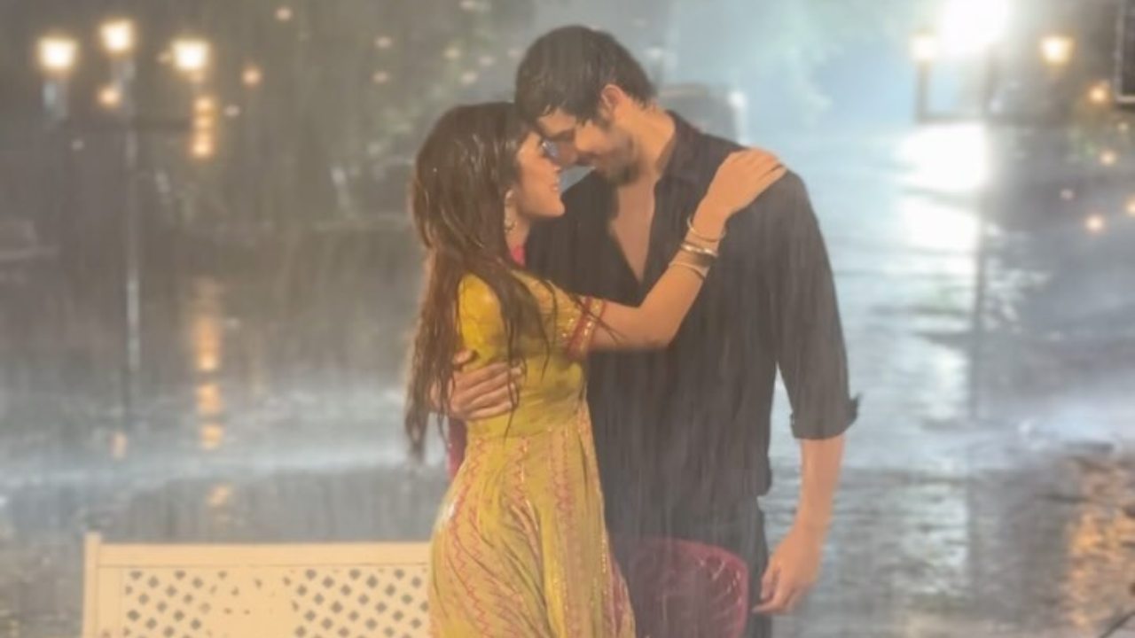 Kundali Bhagya Fame Paras Kalnawat Gets Romantic In Rain With Co-star Adrija Roy, Watch Now 903666