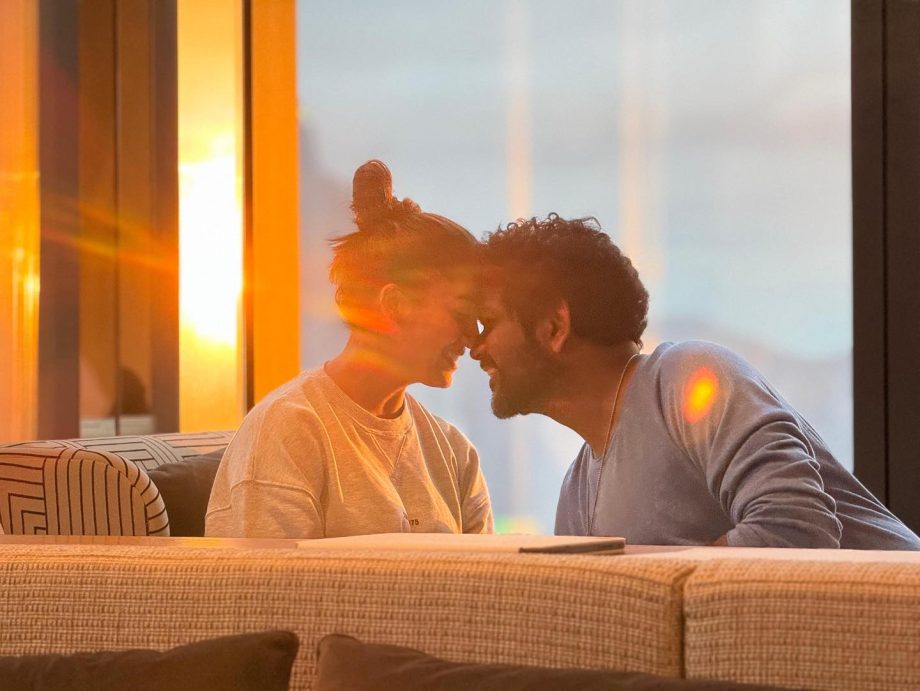 Nayanthara And Vignesh Shivan Get Romantic Looking Into Each Other's Eyes, See Photos 898693