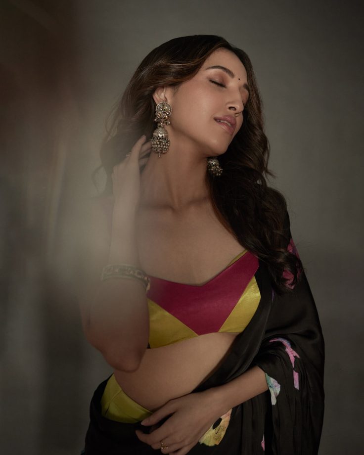 [Photos] Neha Shetty Looks Dreamy In Black Tie-dye Saree With Beautiful Blouse Design 898575