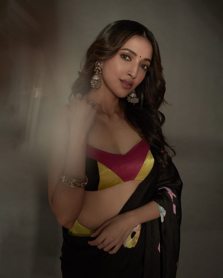 [Photos] Neha Shetty Looks Dreamy In Black Tie-dye Saree With Beautiful Blouse Design 898577