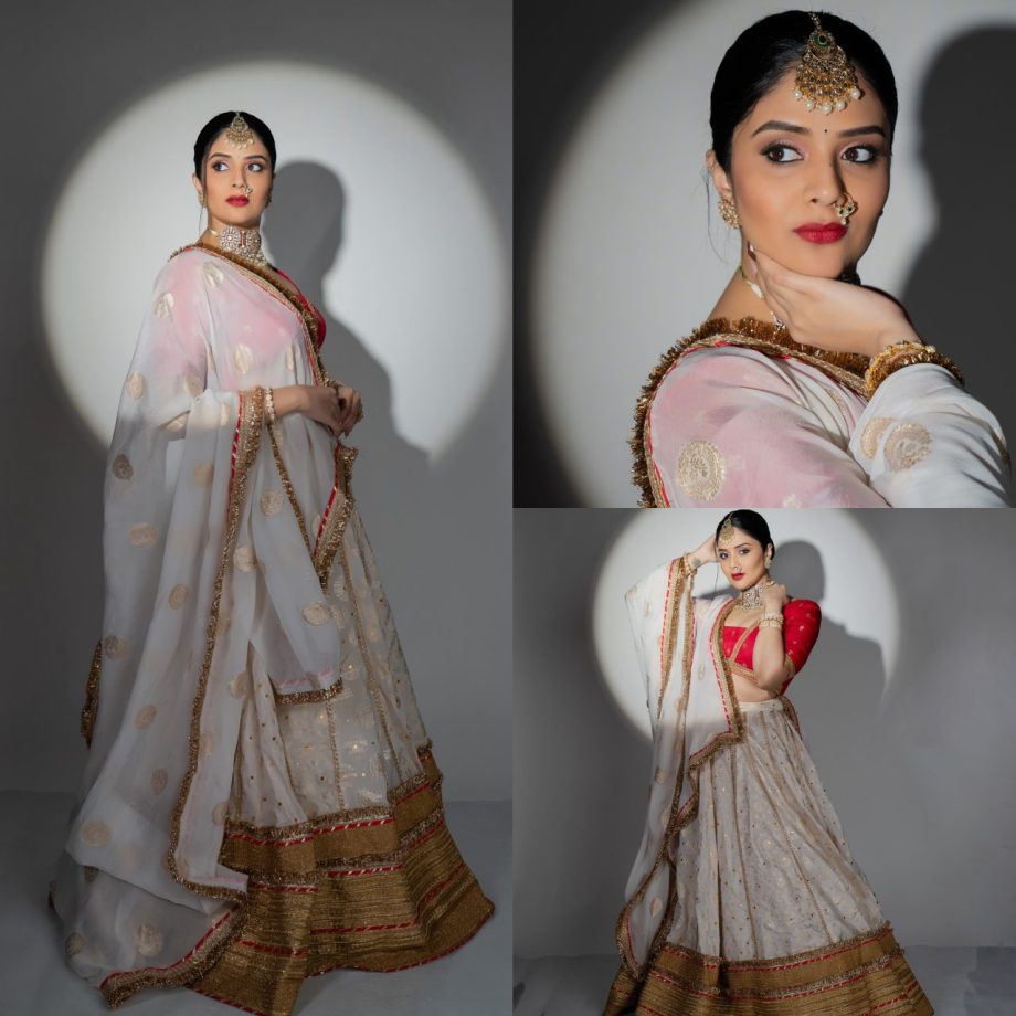 [Photos] Sreemukhi Wows In Traditional Lehenga Choli With Attractive Blouse Neck Design 898789