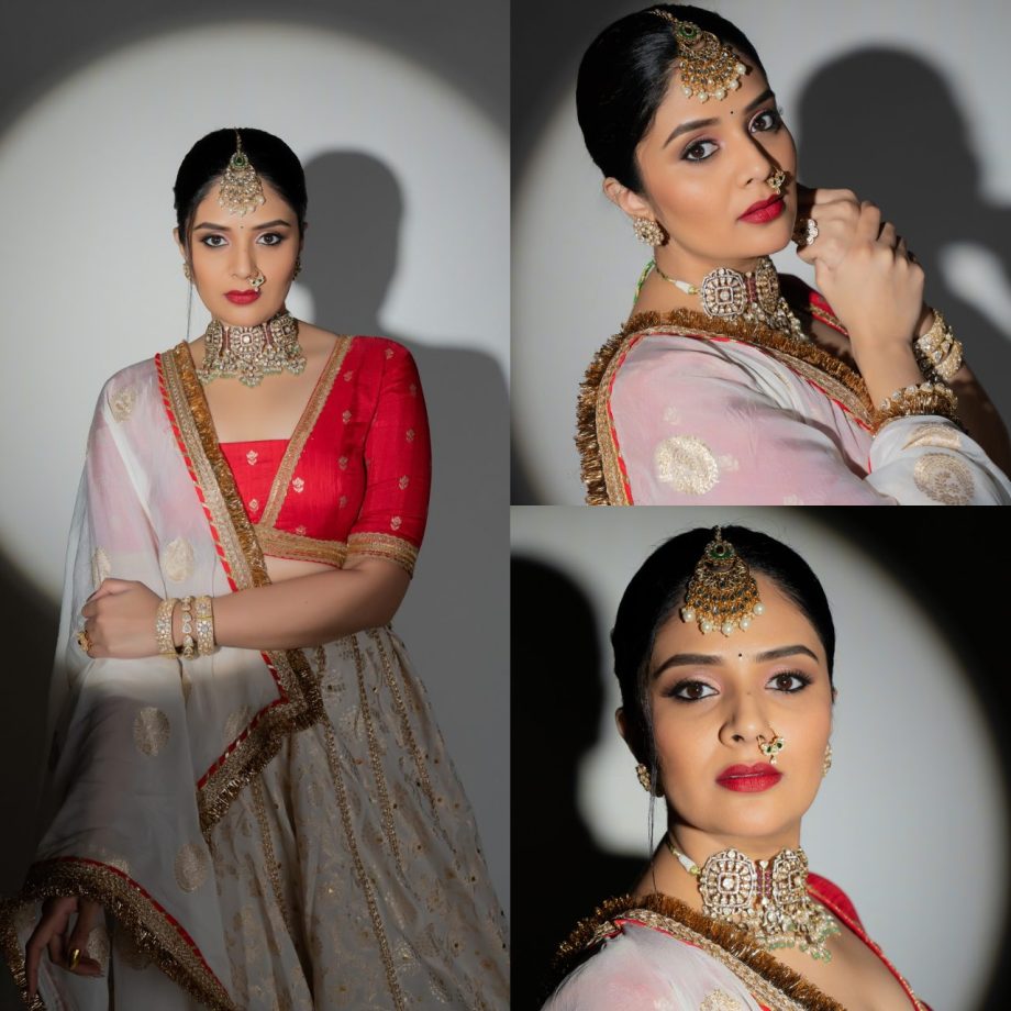 [Photos] Sreemukhi Wows In Traditional Lehenga Choli With Attractive Blouse Neck Design 898788