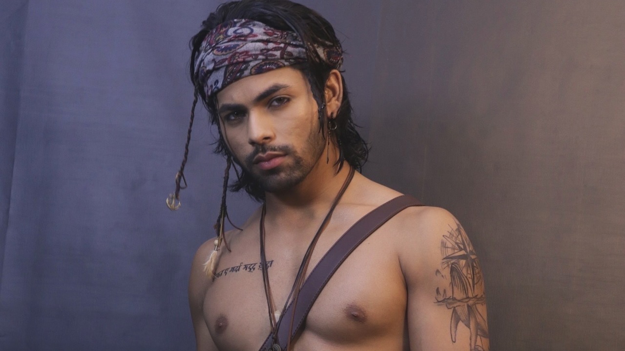 Siddharth Nigam Recreates Johnny Depp's Iconic Captain Jack Sparrow Look, Fans React 903265