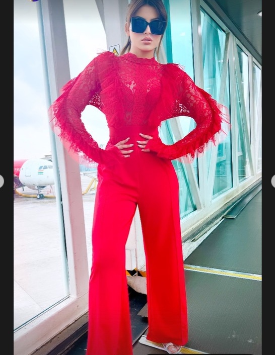 Tara Sutaria's Simple Dress Vs. Urvashi Rautela's Glam Jumpsuit: Who Nails In Airport Fashion? 899166