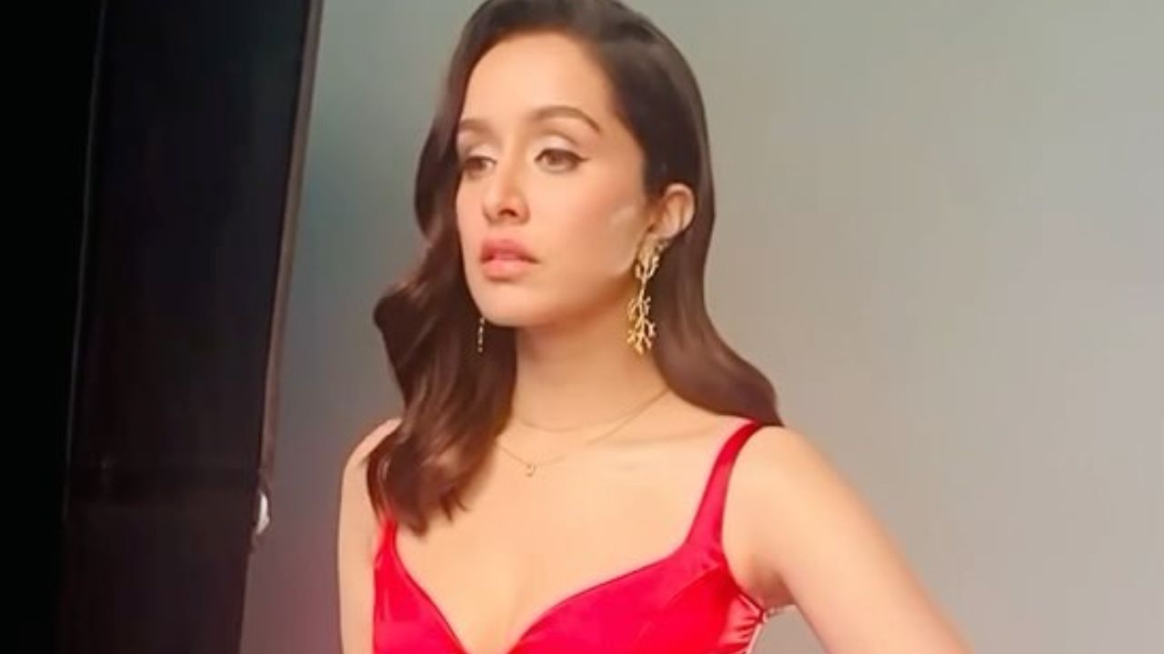 [Video] Shraddha Kapoor Dazzles In Red Thigh-High Slit Gown For Stree 2 Movie 903369