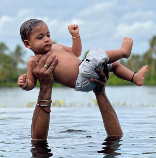 Vignesh Shivan recreates 'Baahubali' pose with his sons, Uyir & Ulag on Father's Day 900792
