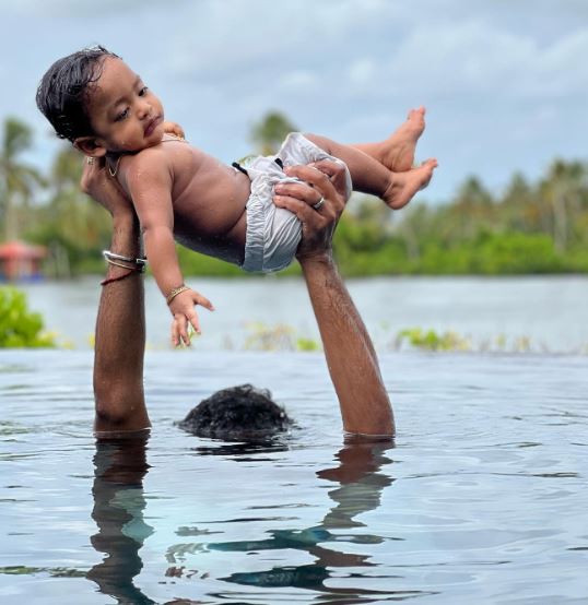 Vignesh Shivan recreates 'Baahubali' pose with his sons, Uyir & Ulag on Father's Day 900791