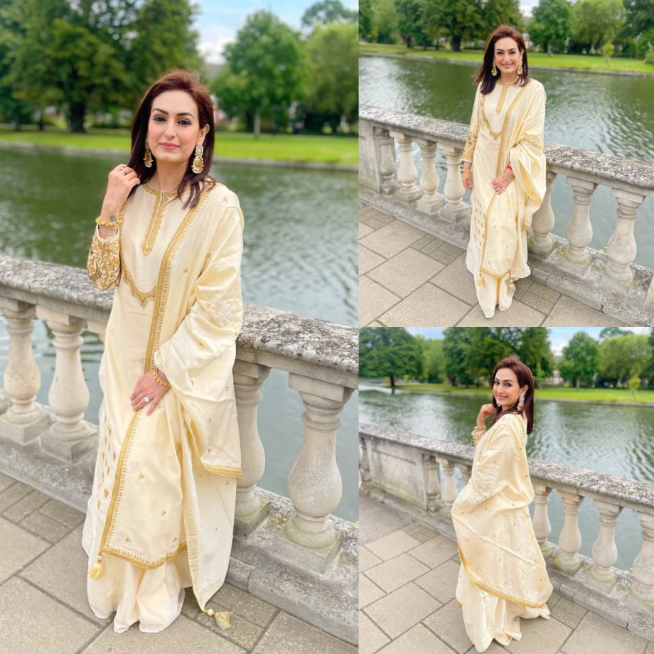 Akriti Kakar Stuns in Desi Avatar in London! 907422