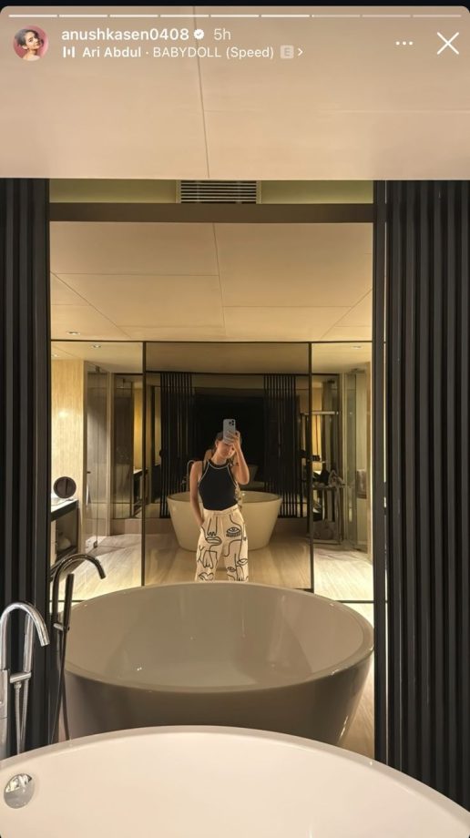 Avneet Kaur And Anushka Sen Give Sneak Peek Into Their Stylish Mirror Selfies 910022