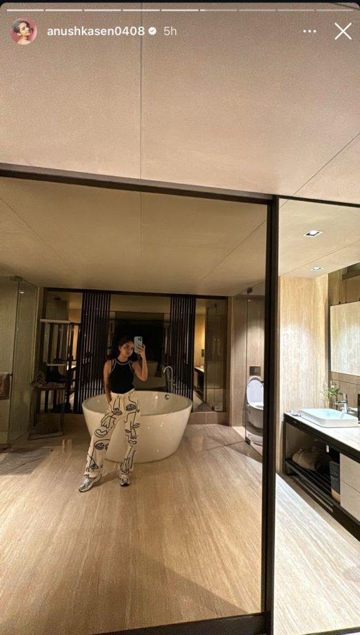 Avneet Kaur And Anushka Sen Give Sneak Peek Into Their Stylish Mirror Selfies 910023