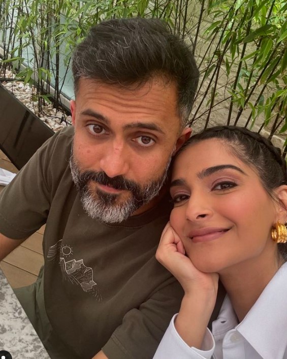 Bollywood News: Khushi Kapoor turns showstopper with beau Vedang Raina, Sonam Kapoor's wish for hubby, Malaika Arora's cryptic post again & more 910098
