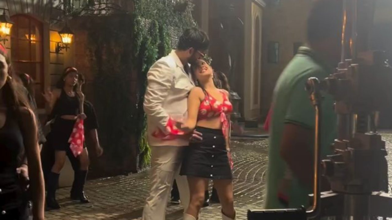 Caught On Camera: Bigg Boss Fame Isha Malviya & Abhishek Malhan's Romantic Rain Dance 904728