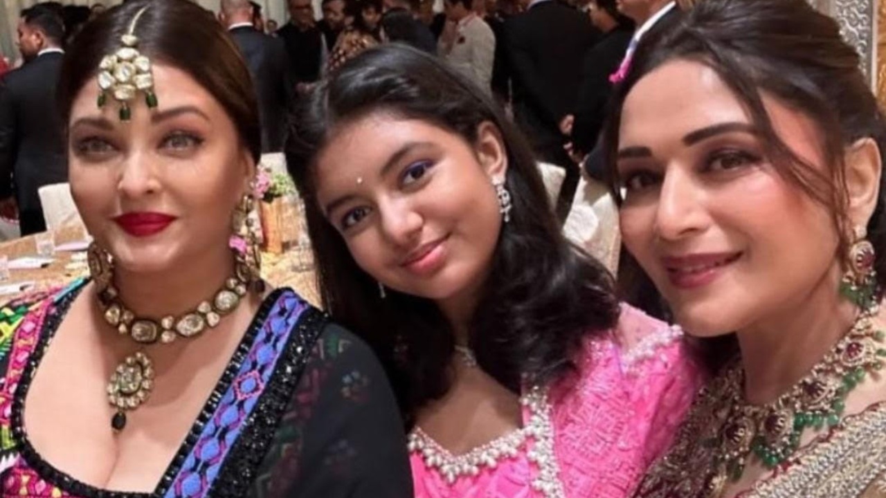Devdas Reunion: Aishwarya Rai Bachchan and Madhuri Dixit Spotted Together After 22 Years 907833