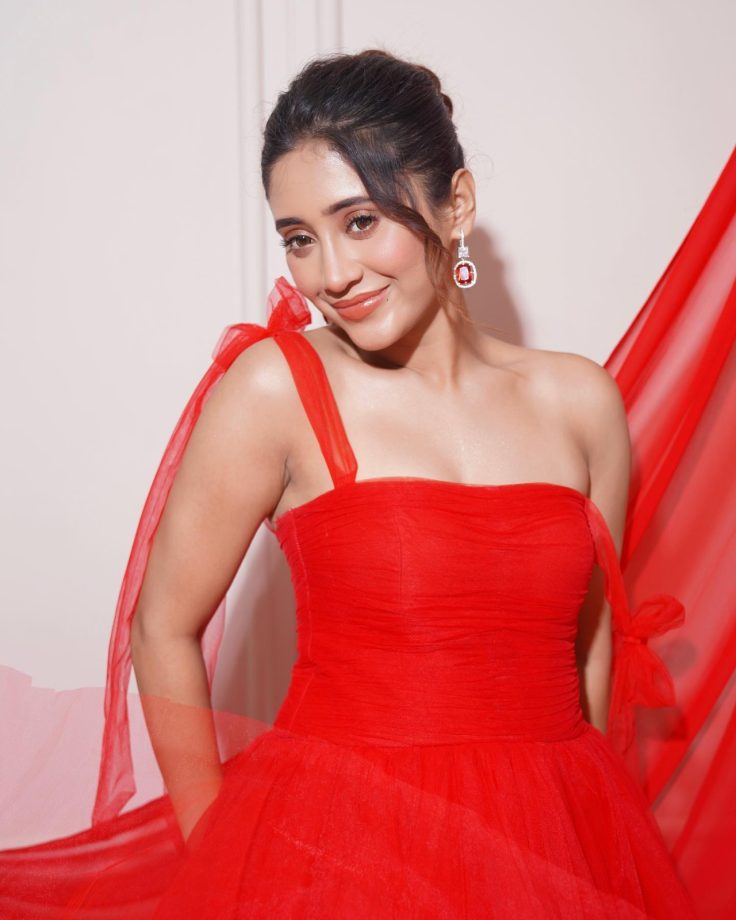Fashion Face-Off: Shivangi Joshi Vs. Surbhi Jyoti: Which Television Fashion Queen Slays In Red Tulle Gown? 906507