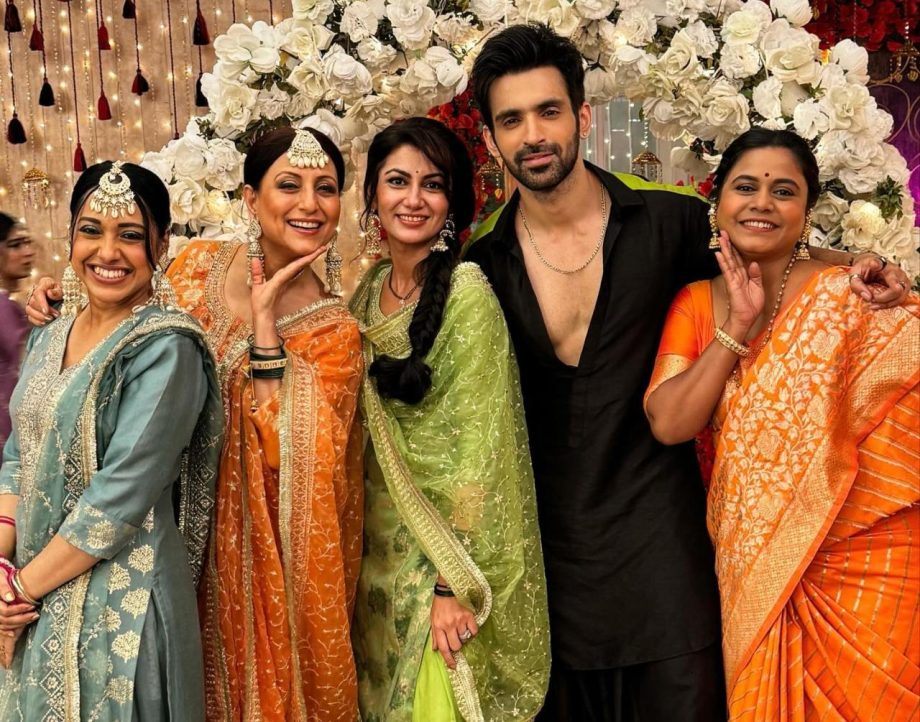 Kaise Mujhe Tum Mil Gaye Actor Arjit Taneja Poses With Female Cast Members From The Show 909475