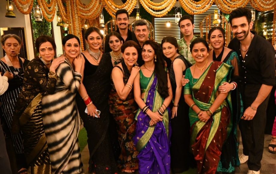 Kaise Mujhe Tum Mil Gaye: Sriti Jha And Arjit Taneja Pose With Cast, Show Off Dance Moves 907387