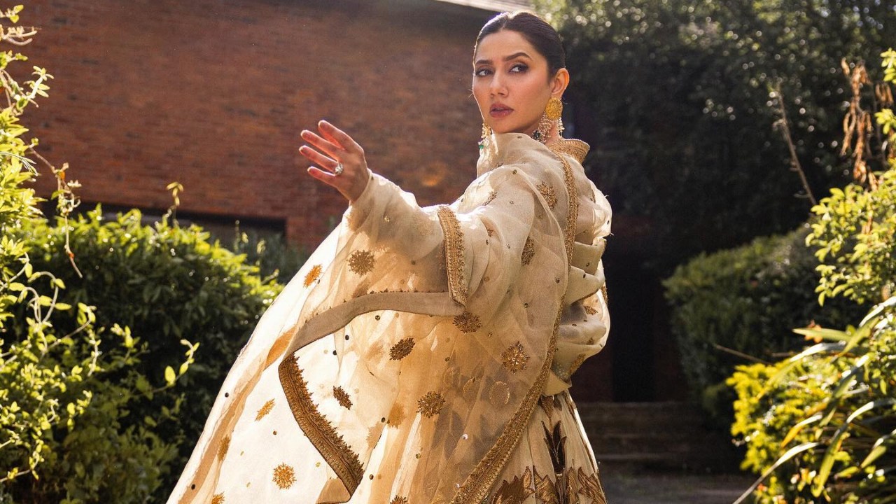 Mahira Khan Turns Masakali In Golden Anarkali Suit, See Photos! 905221
