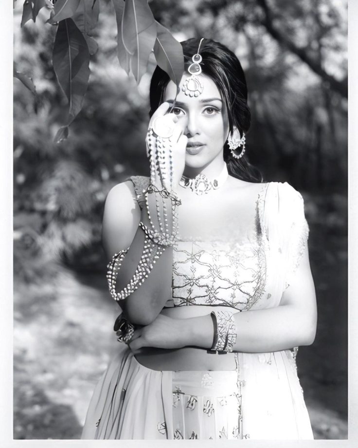 Mallika Singh's Aura In Her Recent Ethnic Dressing Is Infectious; Check Here 906343