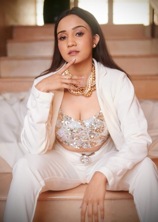 Meet Fame Ashi Singh Looks Glamorous In White Jacket Set With Sequin Bralette, See Photos! 909536