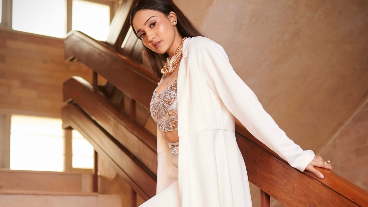 Meet Fame Ashi Singh Looks Glamorous In White Jacket Set With Sequin Bralette, See Photos! 909535
