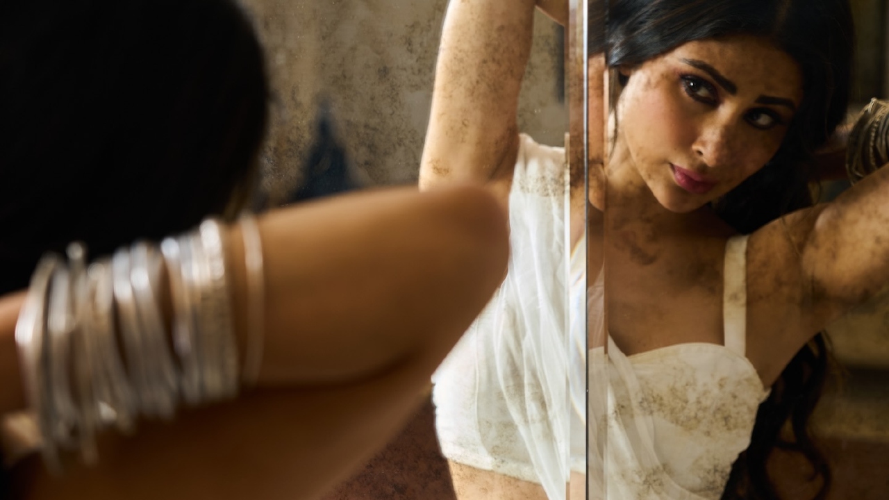 Mouni Roy Stuns in White Saree-Shows Off-Toned Physique