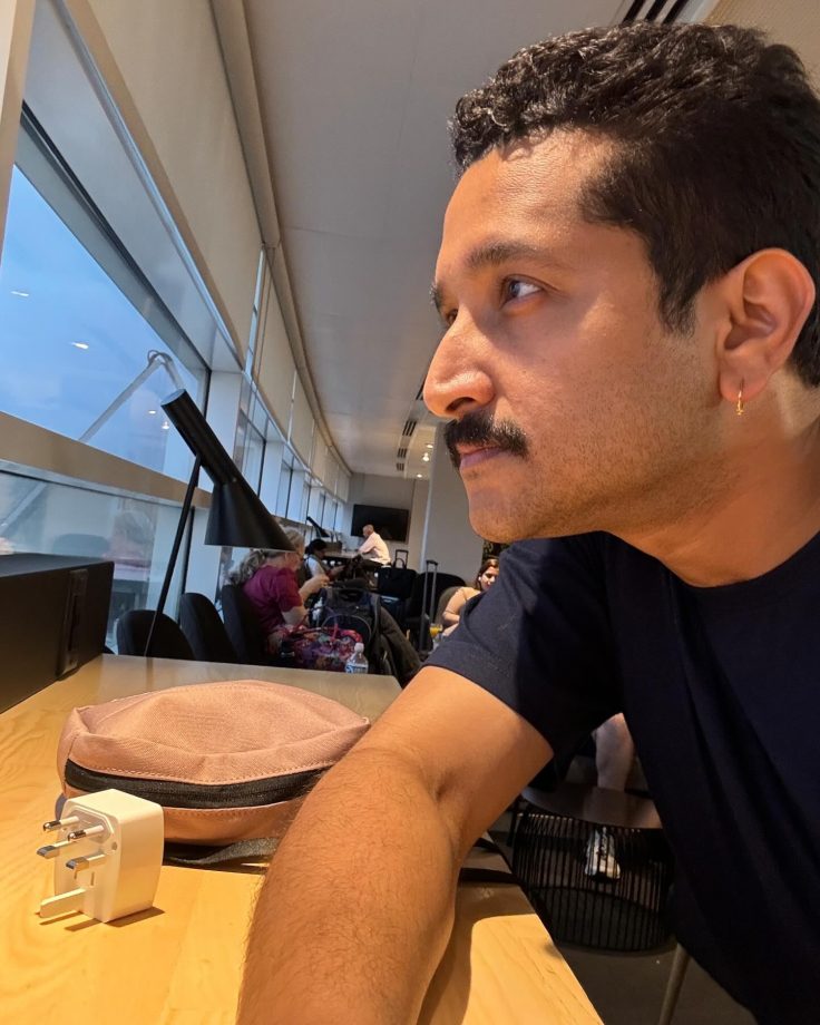 Parambrata Chatterjee Meets Cricket Legend Wasim Akram at Chicago Airport! 907137