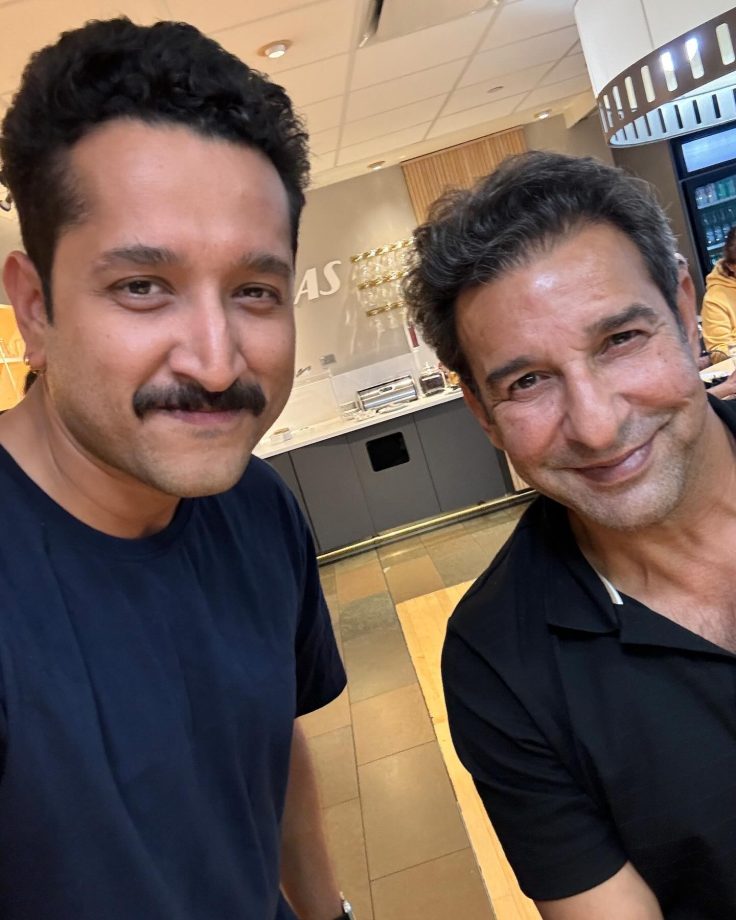 Parambrata Chatterjee Meets Cricket Legend Wasim Akram at Chicago Airport! 907138
