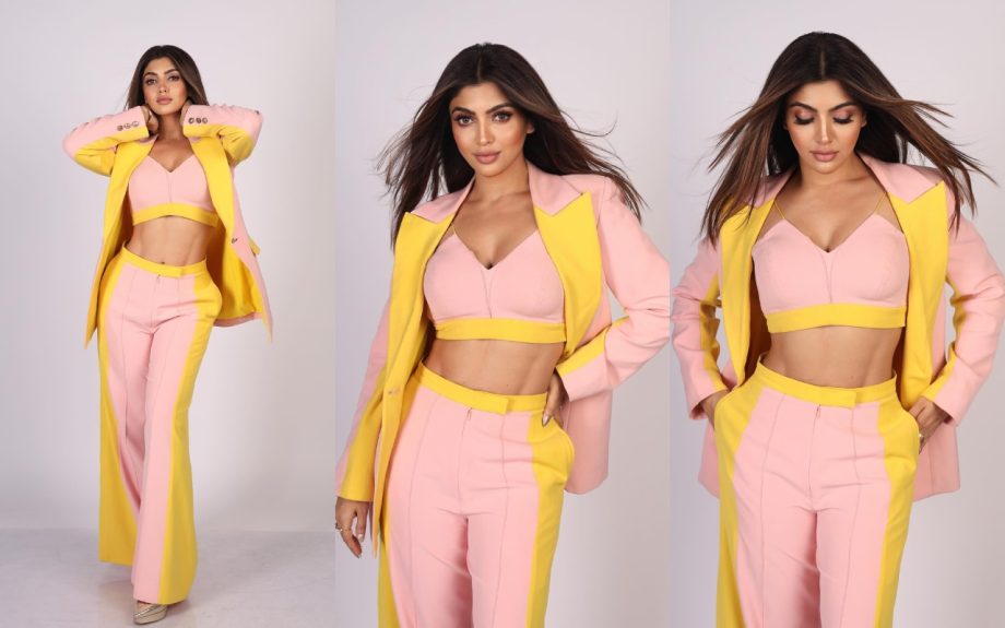 [Photos] Bigg Boss Fame Akanksha Puri Shows Toned Abs And Midriff In Dual Colors Pantsuit 909549