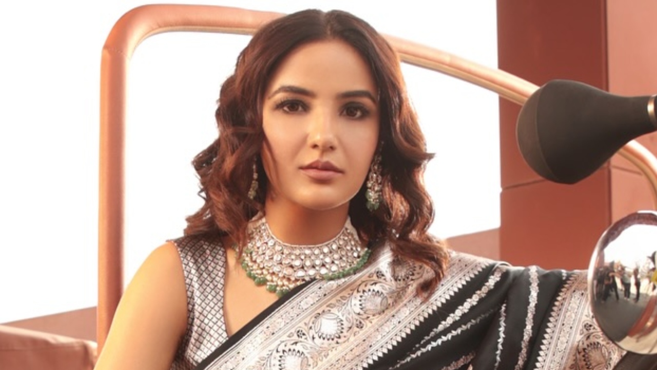 [Pics] Aly Goni Goes Lovestruck As Jasmin Bhasin Stuns In Ethnic Black Saree With Sleeveless Blouse 906517