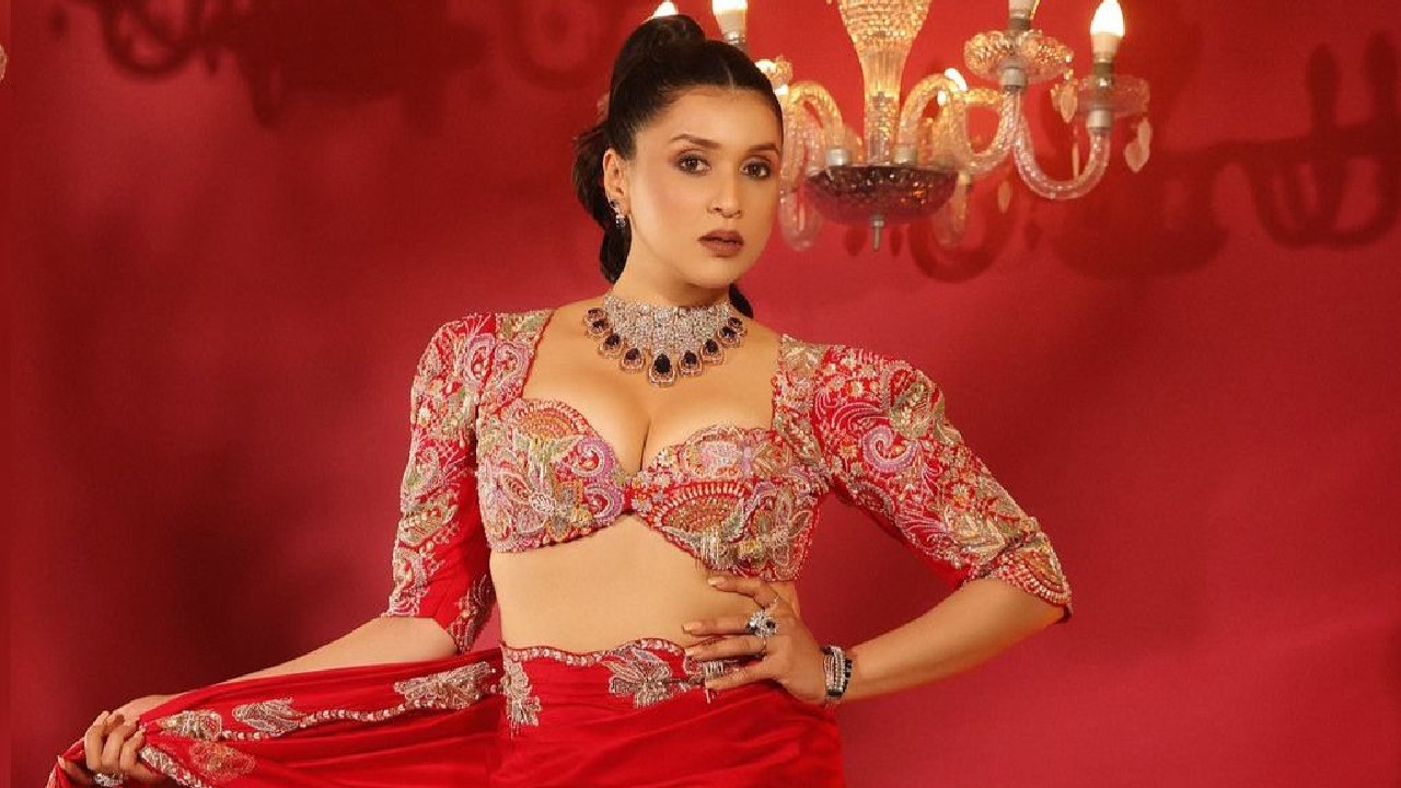 Red Alert! Mannara Chopra stuns in a beautiful video of her recent Magazine cover shoot 910117