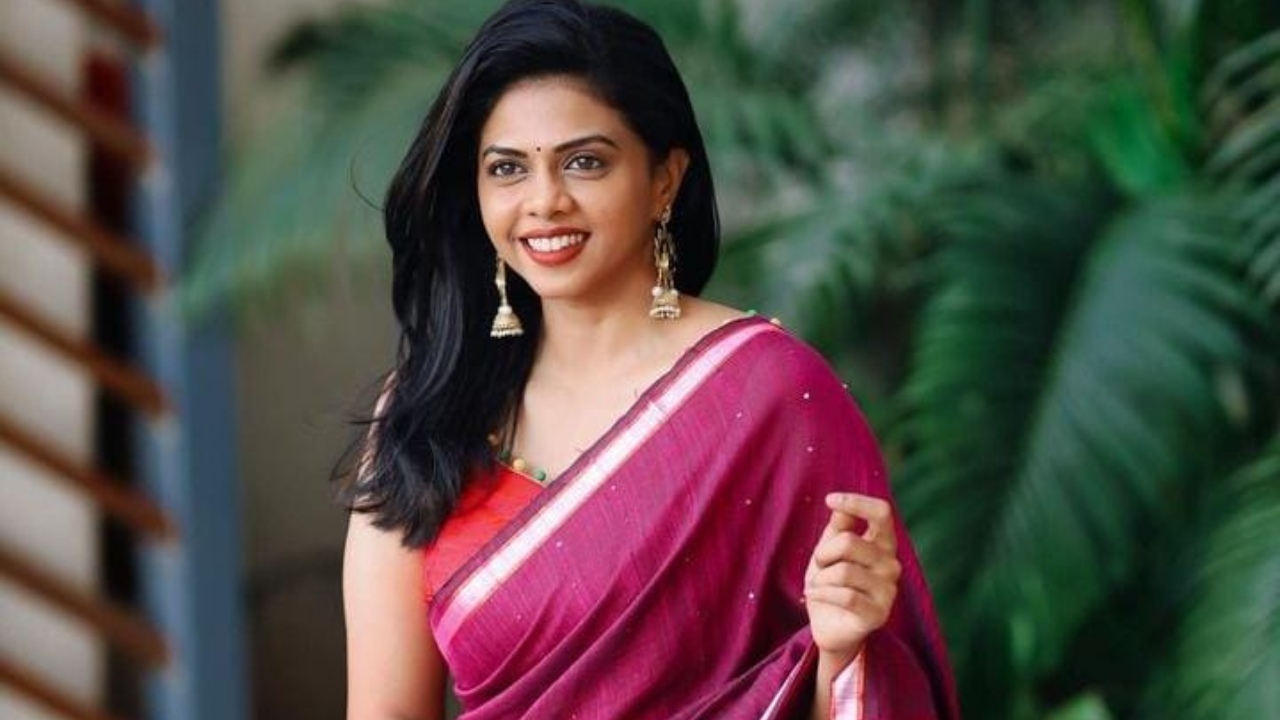 Rutuja Bagwe, aka Vaiju, from the Star Plus show Maati Se Bandhi Dor, gives insight about the upcoming drama, how much she enjoys Garba, and much more! Here Is What She Has To Say: 908539