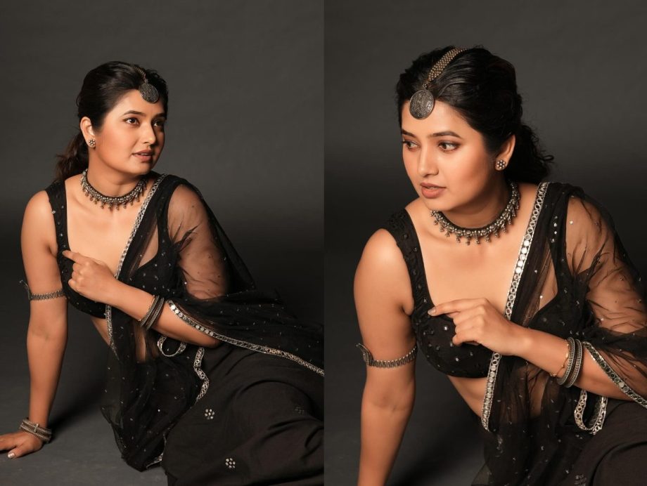 Saie Tamhankar Vs. Prajakta Mali: Who Nails The Black Saree Look Better? 909546