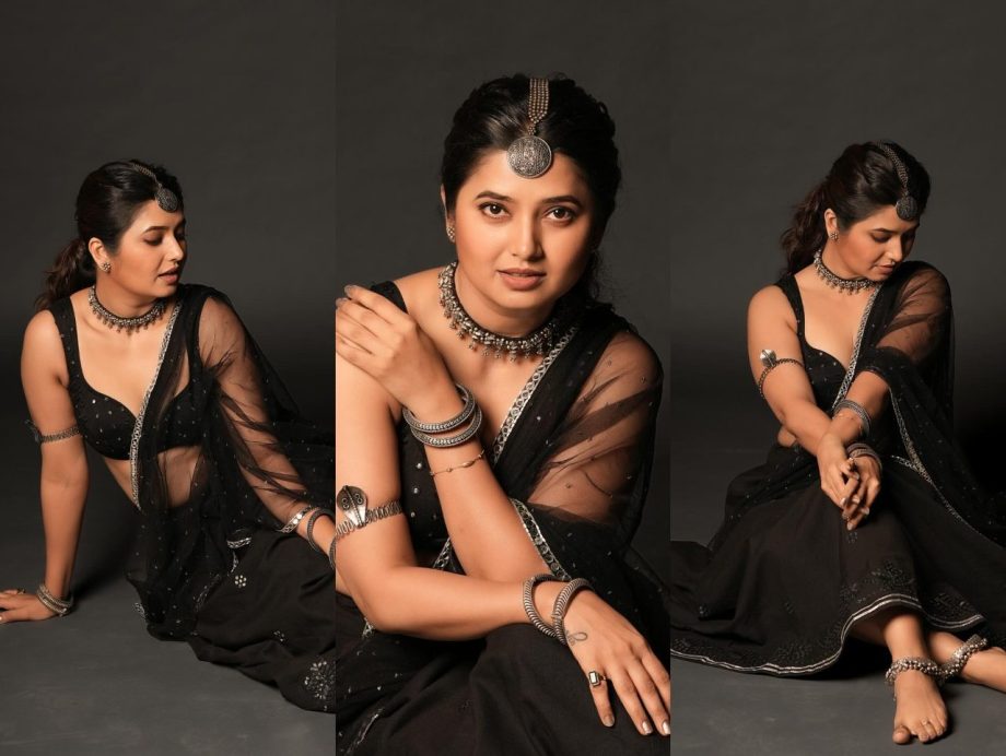 Saie Tamhankar Vs. Prajakta Mali: Who Nails The Black Saree Look Better? 909545