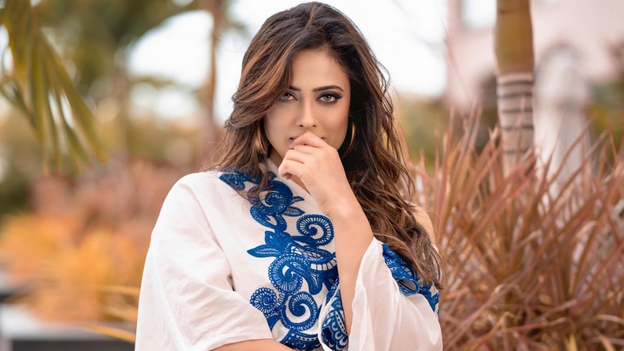Shweta Tiwari Radiates Freshness In White Co-Ord Set And Open Hairs, See Photos! 908206