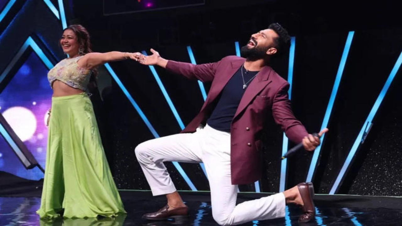 Superstar Singer Season 3: Vicky Kaushal Goes Romantic With Neha Kakkar, Check Out Video Now! 906947