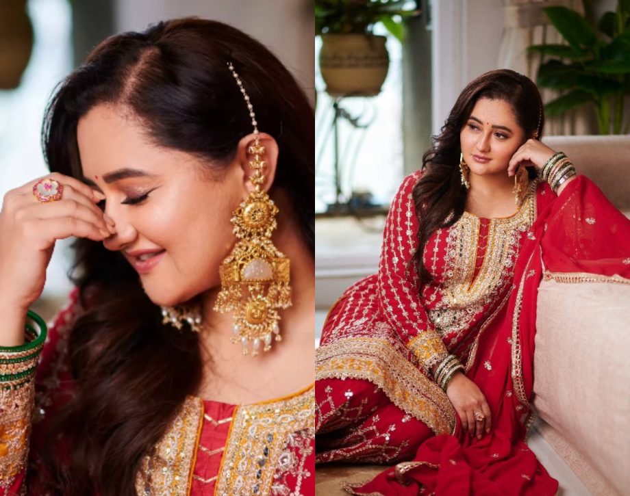 Surbhi Jyoti In Saree Or Rashami Desai In Salwar Suit: Whose Ethnic Fashion Game Is On Point? 907603