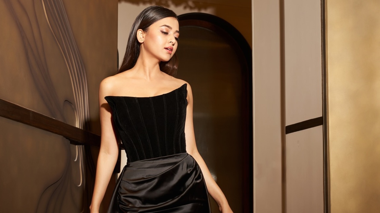 Tejaswi Prakash Sizzles in Black, Sets Temperatures Soaring with Her Latest Photoshoot 906332