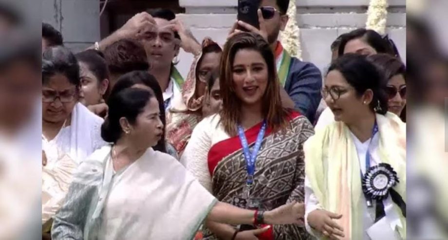 TMC's Shahid Dibas Rally Sees Celeb Presence - Srabanti's Surprise Appearance 908640