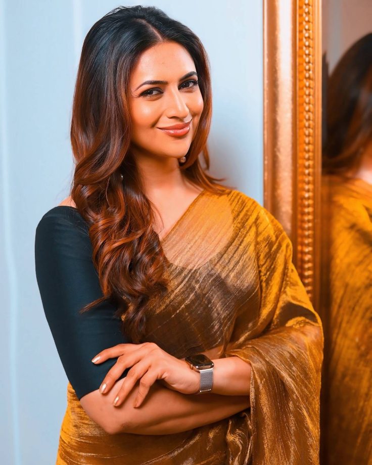 5 Beautiful Blouse Designs Inspired by Divyanka Tripathi For Wedding Functions 911825
