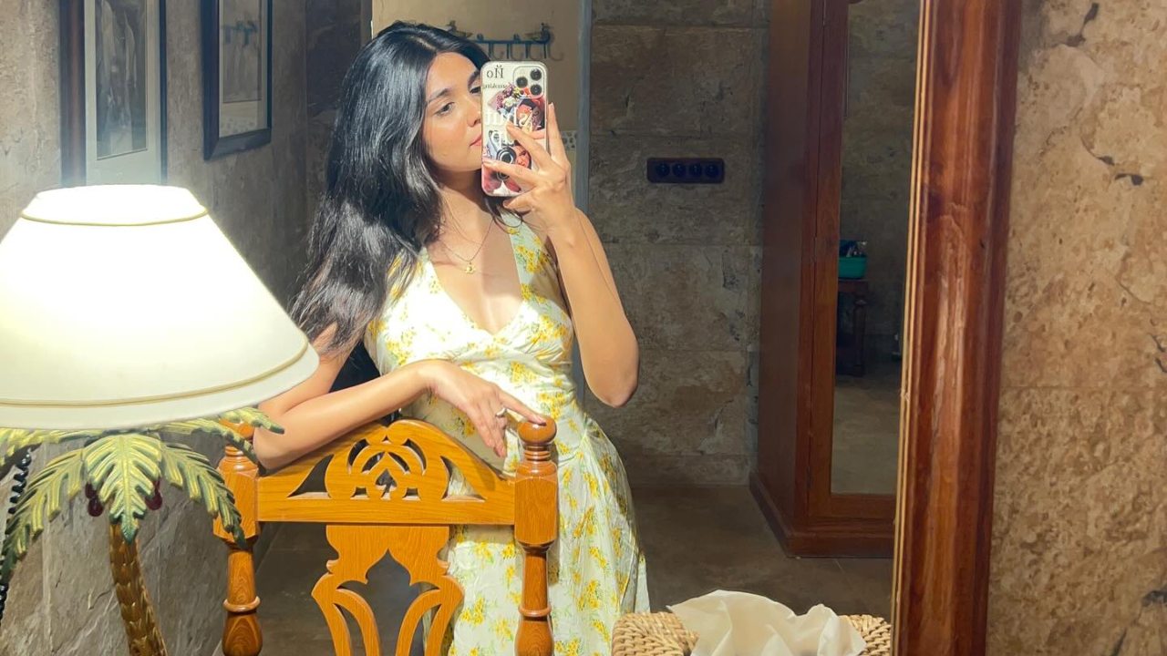 Backless Dress To Mirror Selfie: Peek Into Pranali Rathod's Fun-Day Moment 910560