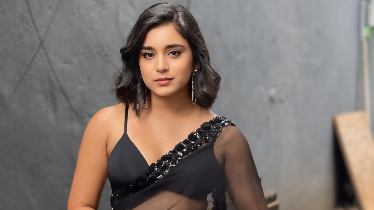 Day By Day Sumbul Touqeer Is Turning Hot, Shows Proof In Black Sheer Saree And Bralette Blouse 912090