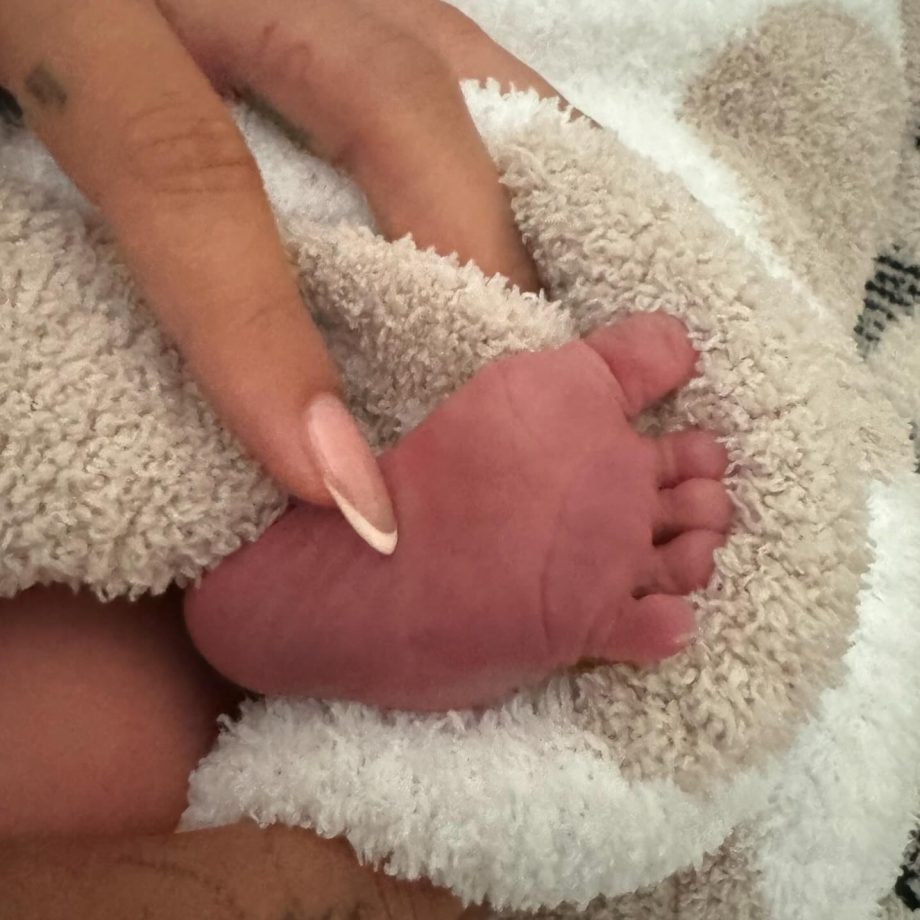 It's a Boy! Justin And Hailey Bieber Welcome Their Son With A Sweet Photo 914910