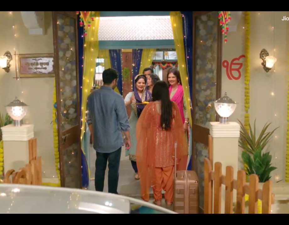 Megha Barsenge Written Update 19 August: Manoj Leaves For The Airport, Leaving Megha In Problem 914036