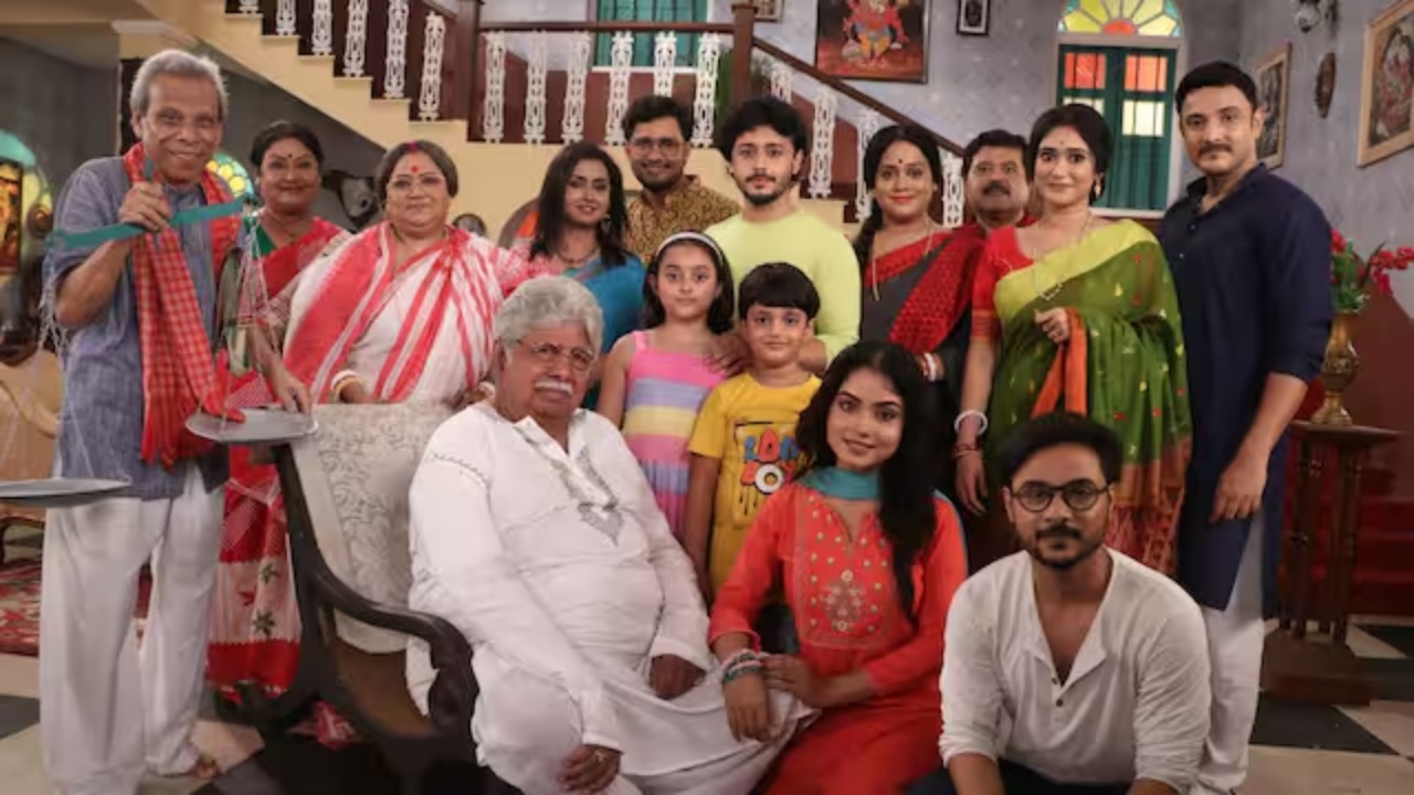 "Modhur Hawa" - A Heartwarming Tale of a Joint Family's Journey Through Time 911625