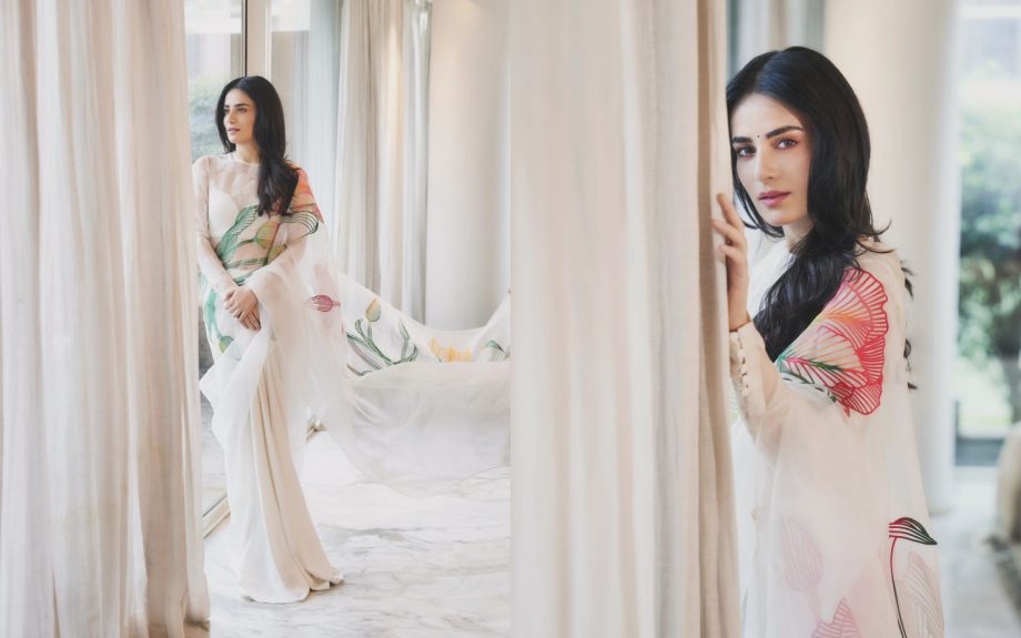 Radhikka Madan Stuns in Off-White Saree 910518
