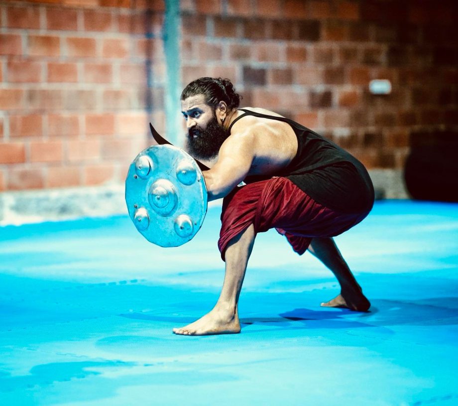 Rishab Shetty in stance - Learning Kalaripayattu for Hombale Films ‘Kantara : Chapter 1’! 914682