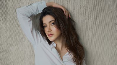 Shanaya Kapoor Teaches To Raise Glamour Quotient In Simple White Shirt, Check How?
