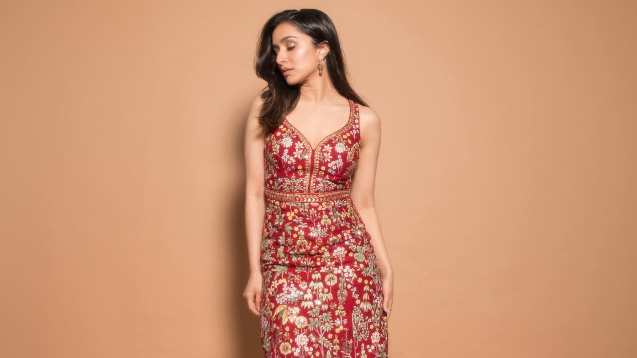 Shraddha Kapoor's Picturesque Figure In Red Floral Bodycon Makes Mrunal Thakur Fall In Love 912693
