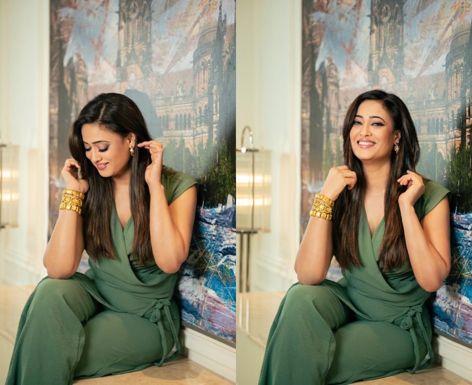 Shweta Tiwari Impresses Her Fans with Her Stunning Look in Green Jumpsuit 914948